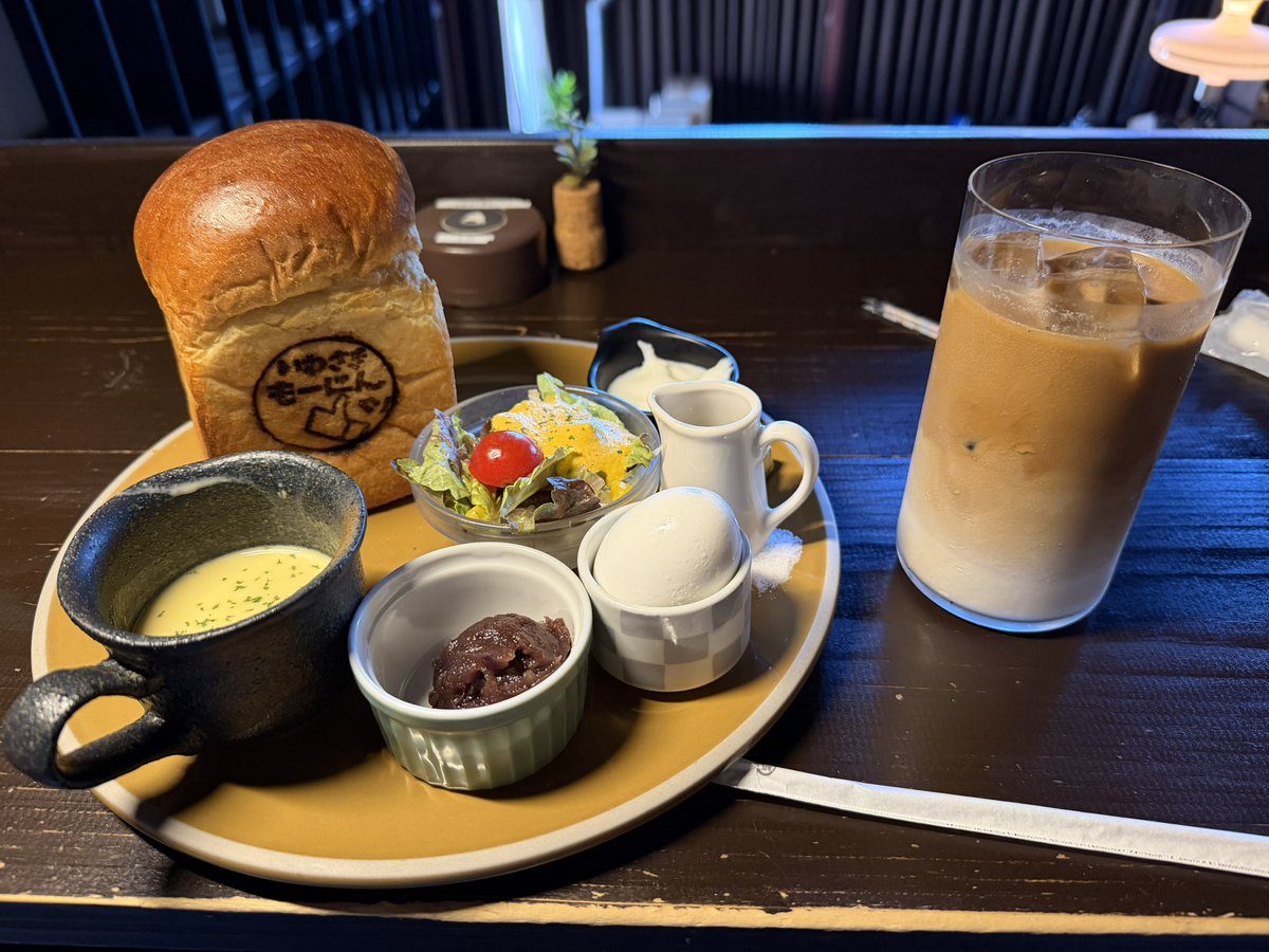 GSX_tonpei73's tweet photo. 岐阜ツーリング1日目(昨日の出来事😄)
おにぎり食べちゃってお昼までのつなぎに、前から行きたかったお店に飛び込み😄
謎に稀少バイクがズラリ(;ﾟロﾟ)
少し小ぶりだけど1斤の食パン🍞頂きました😋
#ライダーの朝は早い
#バイク乗りと繋がりたい
#バイク好きな人と繋がりたい
#GSX-S1000GT https://t.co/Cd5ofYYCJS