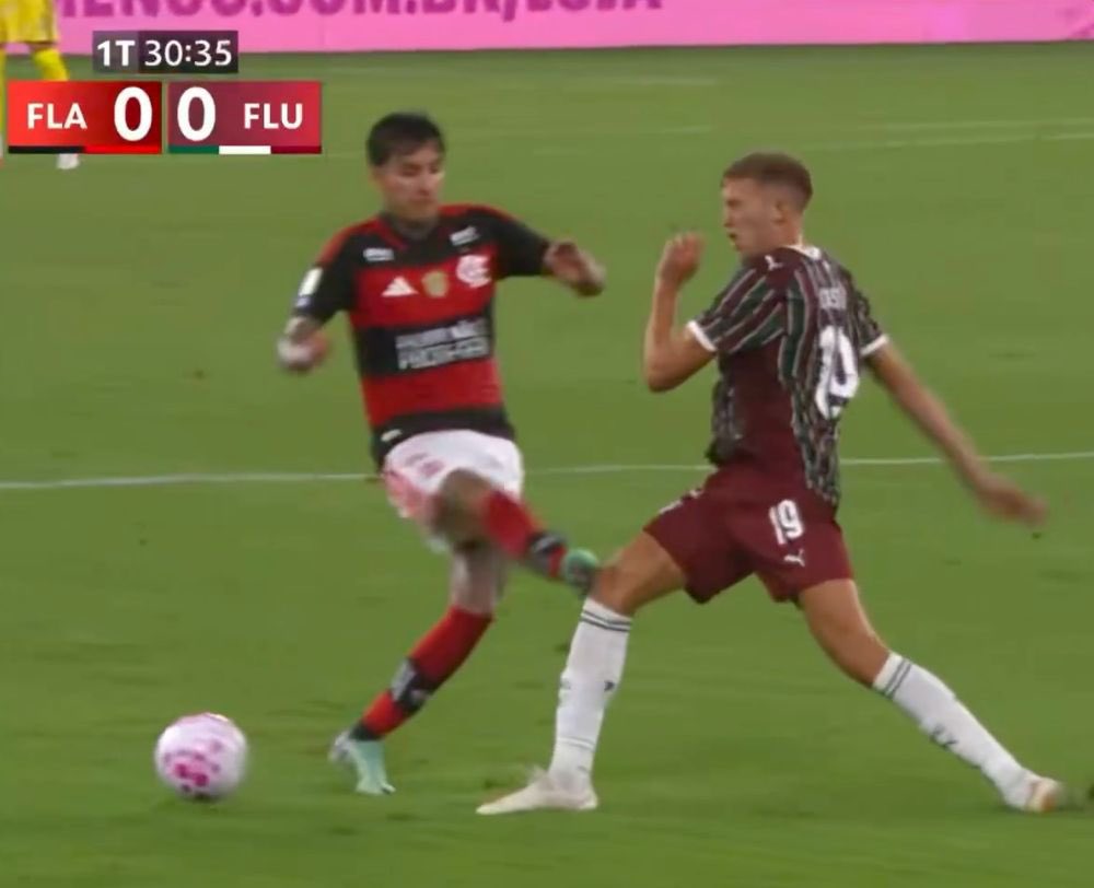 Victorg_Lessa's tweet photo. Ele faz isso jogo sim é jogo também com q conivência do lixo de arbitragem da CBF. Cartão amarelo para isso daí. https://t.co/3YrsNwpBoB