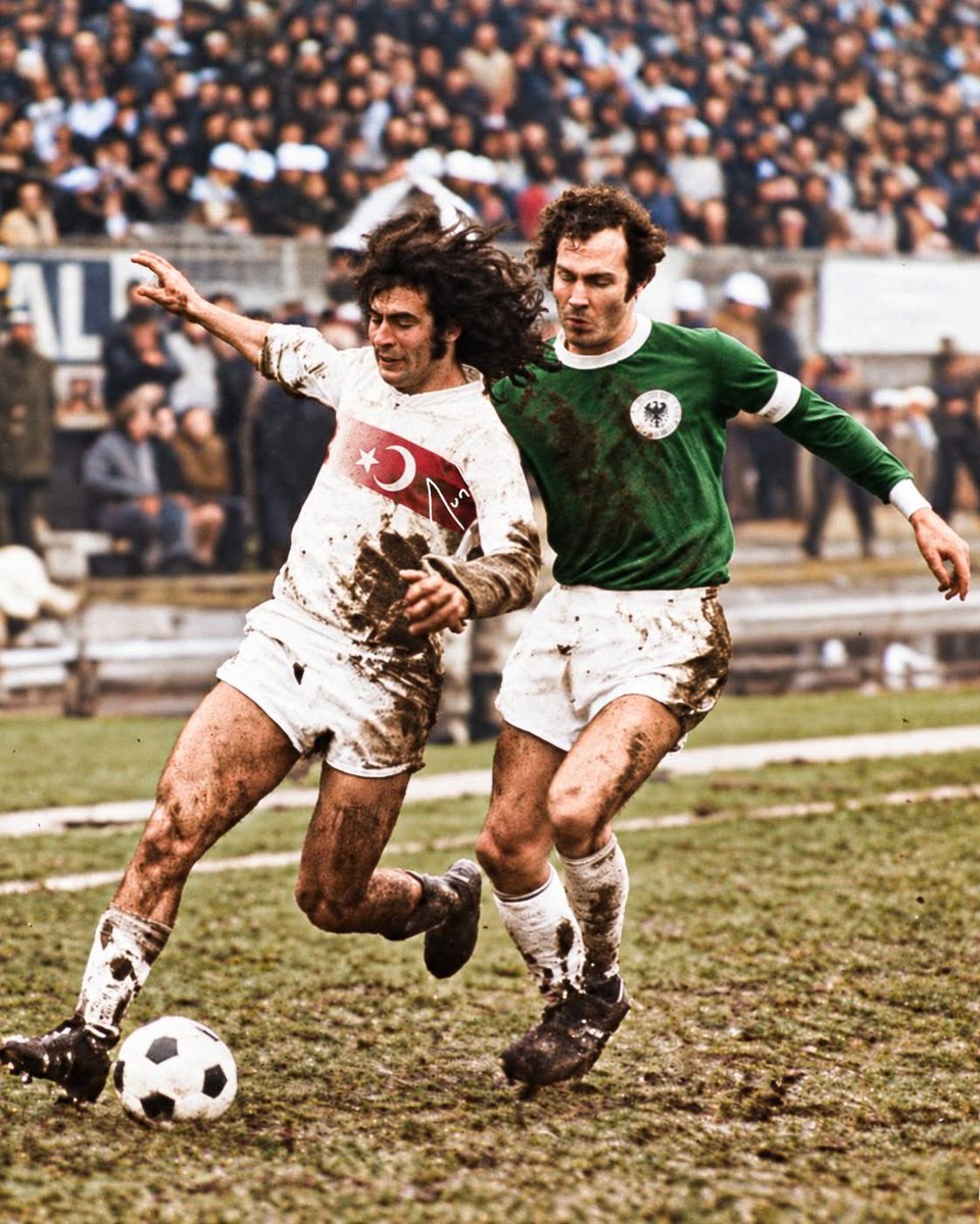 TarihteOan's tweet photo. Beckenbauer ve Trabzonsporlu Ali Kemal Denizci, İnönü Stadı’nda 20 Aralık 1975’te oynanan Türkiye-Federal Almanya milli maçında bir mücadele sırasında. https://t.co/xa1kPuzjeQ