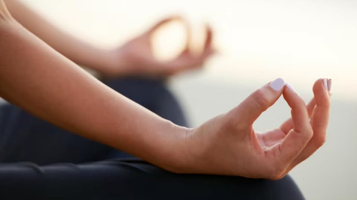 CanalSurRadio's tweet photo. Mudras, el lenguaje de las manos

🗣️ @LANOCHERMOSA

Cualquiera que entre en una sala de arte asiático puede identificar qué está haciendo una figura solo mirándole las manos.

🌐 https://t.co/yC7RrWPypn https://t.co/jQfgxGm7xr