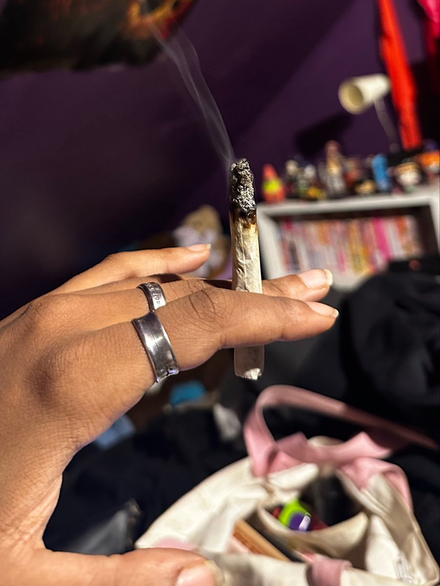 cantcun's tweet photo. no cos yall i fkn suck @ rollin joints (shi still b #punchin doe). https://t.co/ZiwGuf0kmi