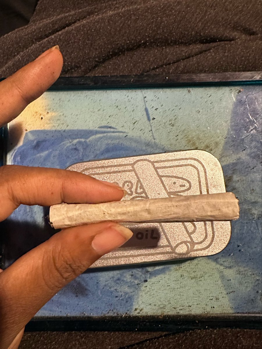cantcun's tweet photo. no cos yall i fkn suck @ rollin joints (shi still b #punchin doe). https://t.co/ZiwGuf0kmi