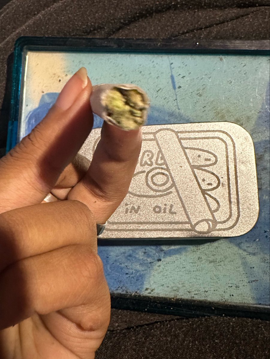 cantcun's tweet photo. no cos yall i fkn suck @ rollin joints (shi still b #punchin doe). https://t.co/ZiwGuf0kmi