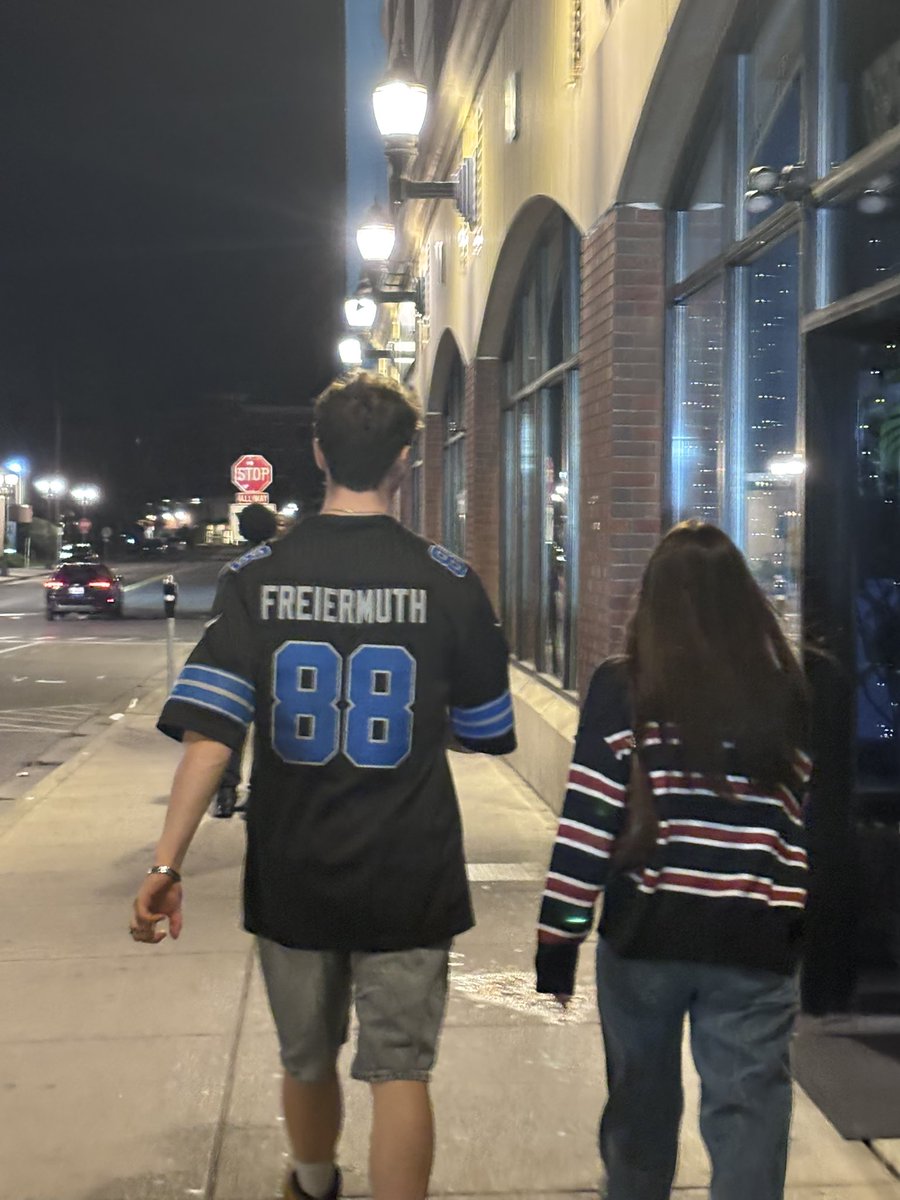 ClamSlamma69's tweet photo. Known Detroit Lion Pat Freiermuth jersey sighting in EL https://t.co/HNP1kqAMwm