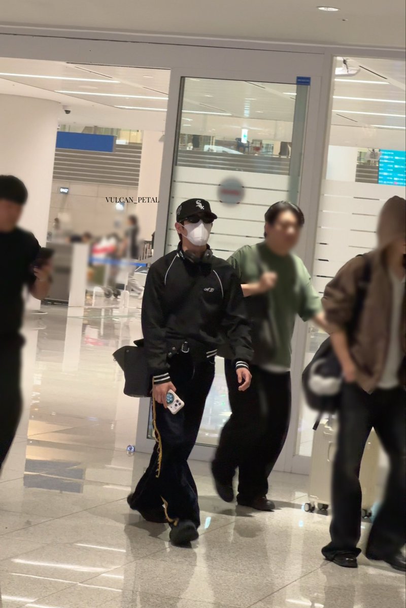 VULCAN_PETAL's tweet photo. 261012 ICN 도착

#nct 
#nct127 #태용 #TAEYONG https://t.co/YSMFgmQLXV