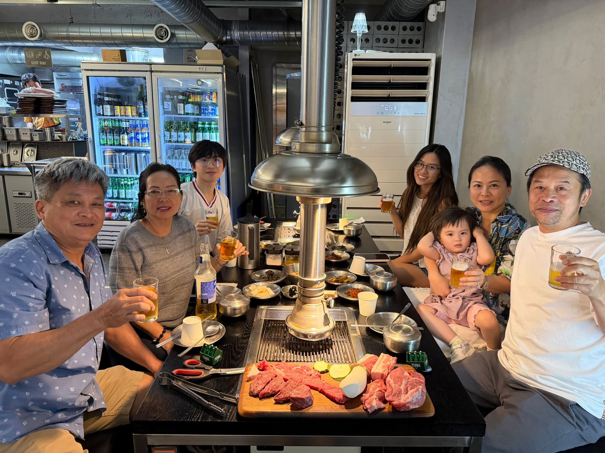 BriansShacota's tweet photo. Tối nay cả nhà quây quần bên bếp nướng BBQ truyền thống Hàn Quốc. Vừa nướng thịt, vừa trò chuyện, chia nhau từng miếng ngon, bữa tối cũng thành kỷ niệm đẹp của chuyến đi. Bạn thích tự nướng hay chỉ phụ trách ăn? https://t.co/DSOlmGTFEH