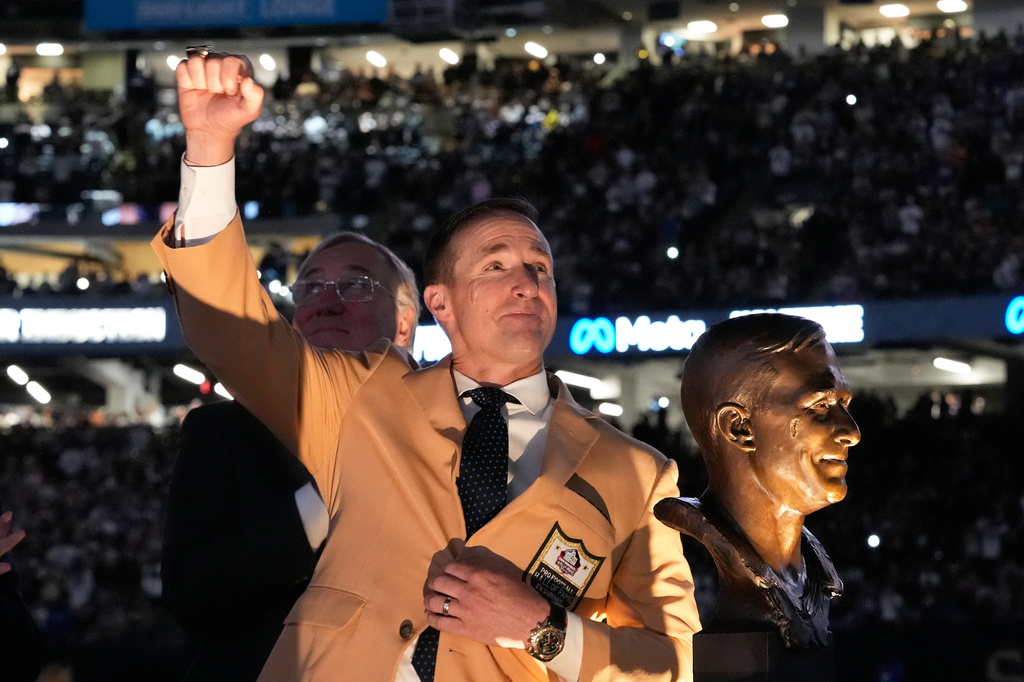ProFootballHOF's tweet photo. A Hall of Fame moment for @drewbrees.  Celebrating his @KayJewelers  Ring of Excellence at the Caesars Superdome. @Saints https://t.co/yi5Myhcugu