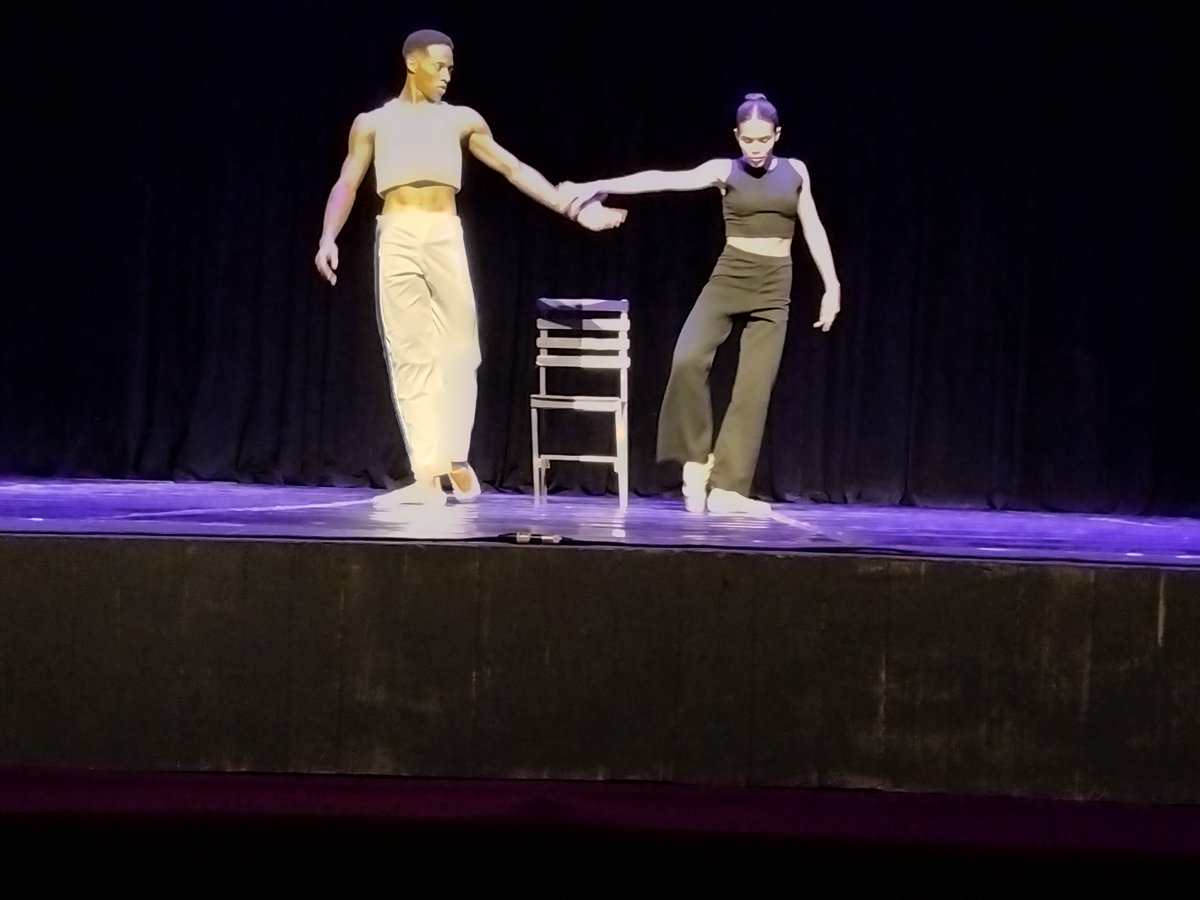 YaimyrB's tweet photo. En la jornada de la Cultura Cubana regala el Ballet de #Camagüey, excelente espectáculo a la Facultad del Partido Comunista de Cuba  Cándido González Morales que está próxima a cumplir 50 años formando cuadros pilíticos. https://t.co/fTX22TTjty