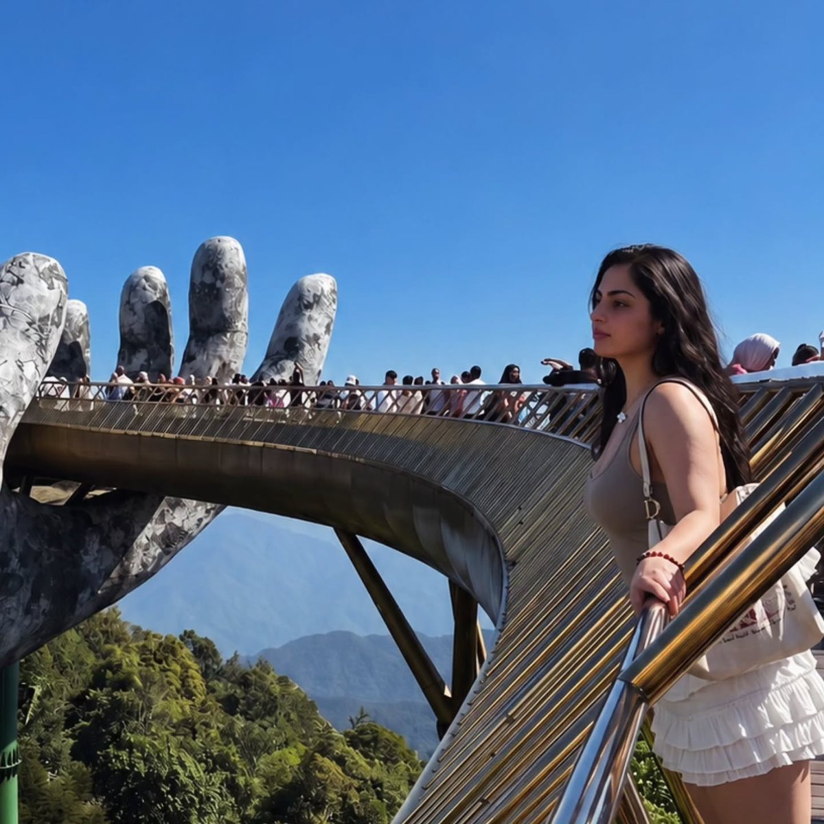 UnRetrasado's tweet photo. The Golden Bridge lives up to the photos, but the mountain views and cable car ride are the real highlights. Visit early or late to avoid crowds and enjoy a calmer Ba Na Hills experience. https://t.co/Pt6JJFqC8p