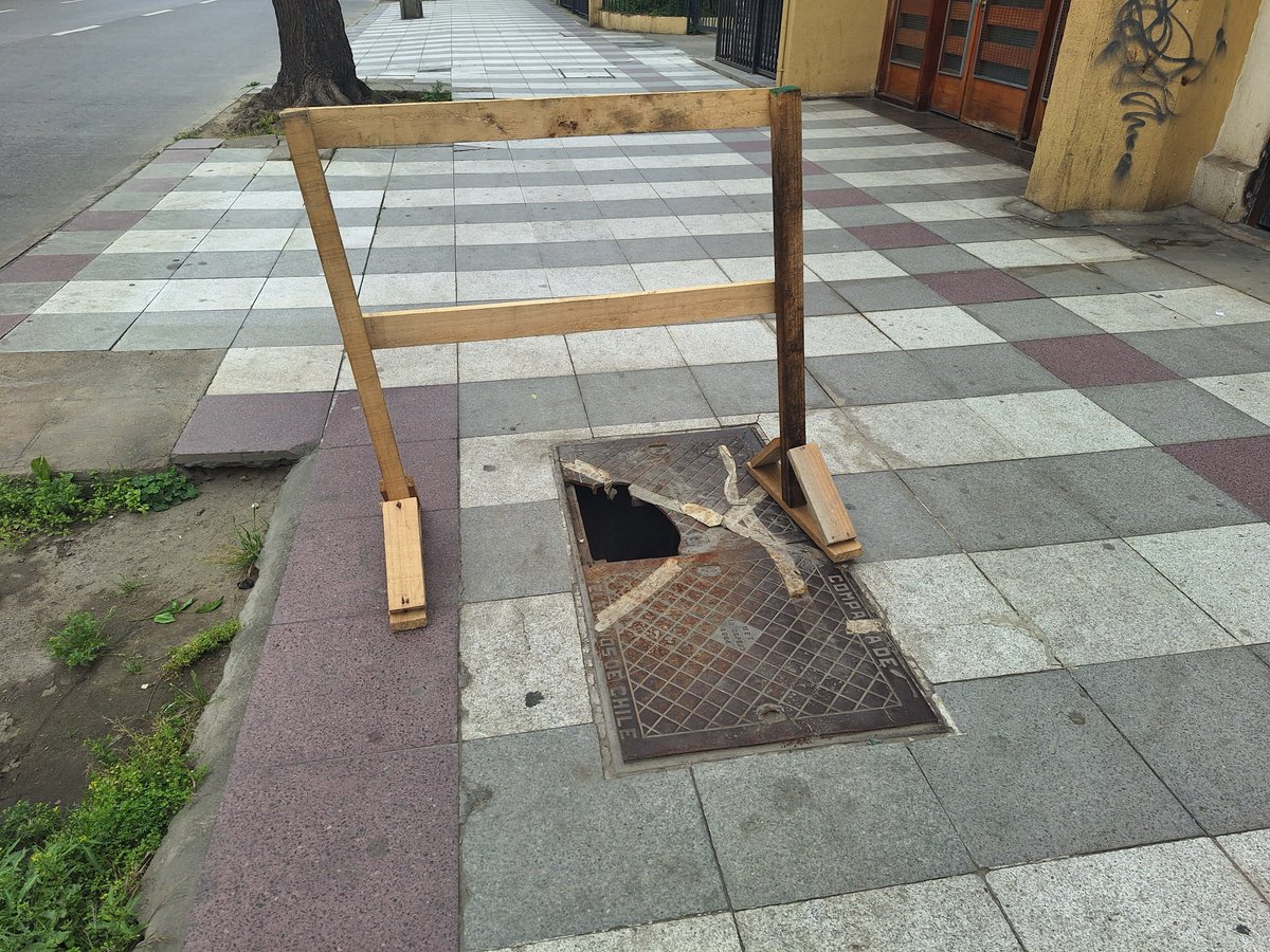 Hoyospeatonales's tweet photo. Tapa con hoyo en Arlegui altura Plaza Vergara en @vinadelmar https://t.co/DzrnbJD1ty