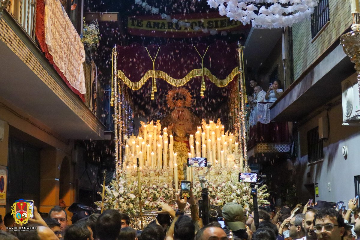 Hdadpadrepio's tweet photo. Avanza la cofradía por la calle Villamanrique donde nos recibe una alfombra de sal del querido @gjdivinoperdon

📸 @photo_dcamacho

#DivinaGracia26 https://t.co/gwYeldak82
