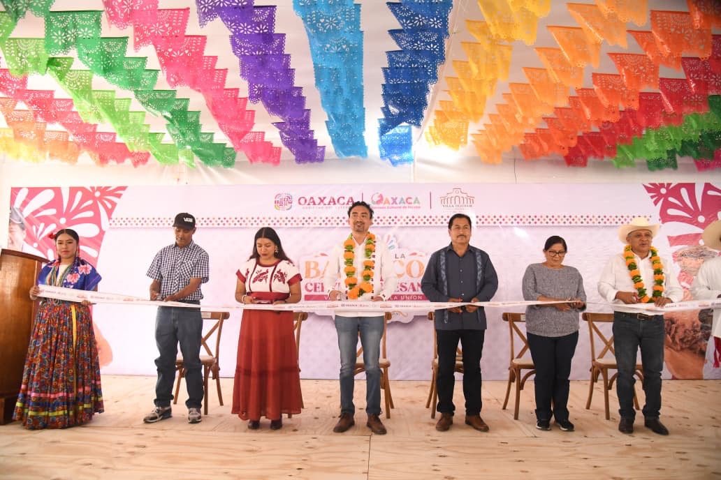ContraProMx's tweet photo. 🎊🎉Fortalece @SecturOaxaca #Oaxaca el turismo gastronómico y la economía local en Villa #Tejúpam de la Unión 🐐 🐑 

- El Festival de la #Barbacoa y la #Cerveza Artesanal promueve las tradiciones culinarias y los productos de la #Mixteca Alta

Villa #Tejúpam de la Unión, Oax., 11 de octubre de 2026.- El Gobierno del Estado, a través de la Secretaría de Turismo (Sectur Oaxaca), promueve la gastronomía tradicional como un elemento clave para fortalecer el turismo y dinamizar la economía local, mediante la difusión de los productos y las expresiones culturales de las comunidades.

En este marco, se inauguró el Festival de la Barbacoa y la Cerveza Artesanal 2026, celebración que reconoce los saberes transmitidos de generación en generación y el trabajo de las personas que preservan esta tradición culinaria de la Mixteca Alta.

La preparación de la barbacoa en hornos de tierra constituye una expresión de los conocimientos y costumbres que dan identidad a Villa Tejúpam de la Unión. Este encuentro también permite difundir la riqueza gastronómica del municipio y generar oportunidades para los sectores productivos locales.

Con la participación del Ayuntamiento y de la comunidad, esta actividad contribuye a preservar las tradiciones, promover los productos regionales y fortalecer el turismo y la economía local, en beneficio de las familias oaxaqueñas.