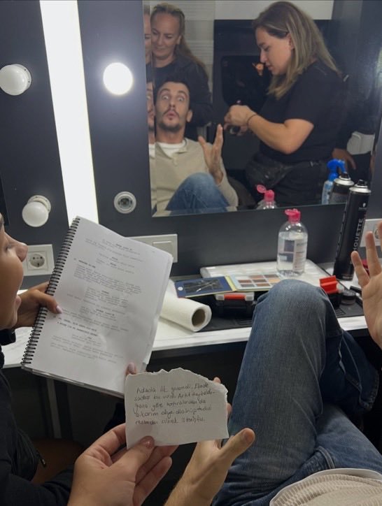 Rojber_aslaz's tweet photo. #BertanAsllani behind the scenes 🎬
#RojbinErden #Aslaz #Roiber
#AsFer #TopFer #DerTop https://t.co/yk6K2W0fve