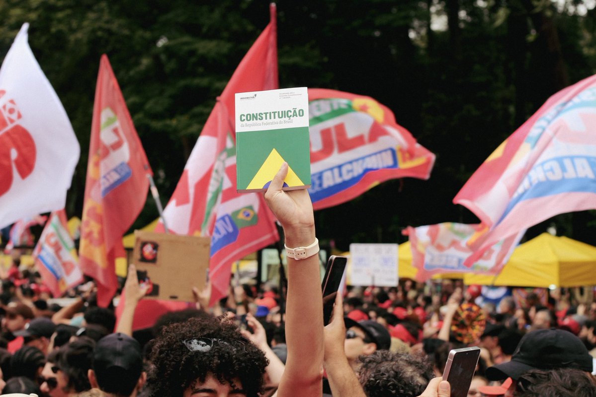 thabatuxa's tweet photo. caralho família foi só pedrada https://t.co/Hr8cj9BVHL