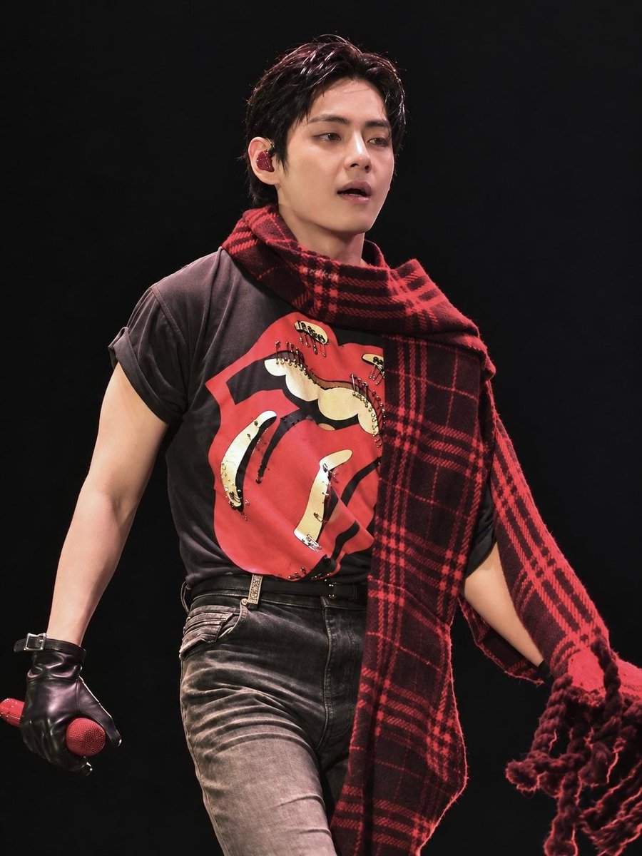 thv_auriland's tweet photo. Hablemos de Kim Taehyung,  sus outfits y fotos en pantalla gigante 🤌
No es solo un concierto con Kim Taehyung,  es arte al vestir, en su voz, en sus movimientos , es su existencia. https://t.co/K2rFpdBZXQ