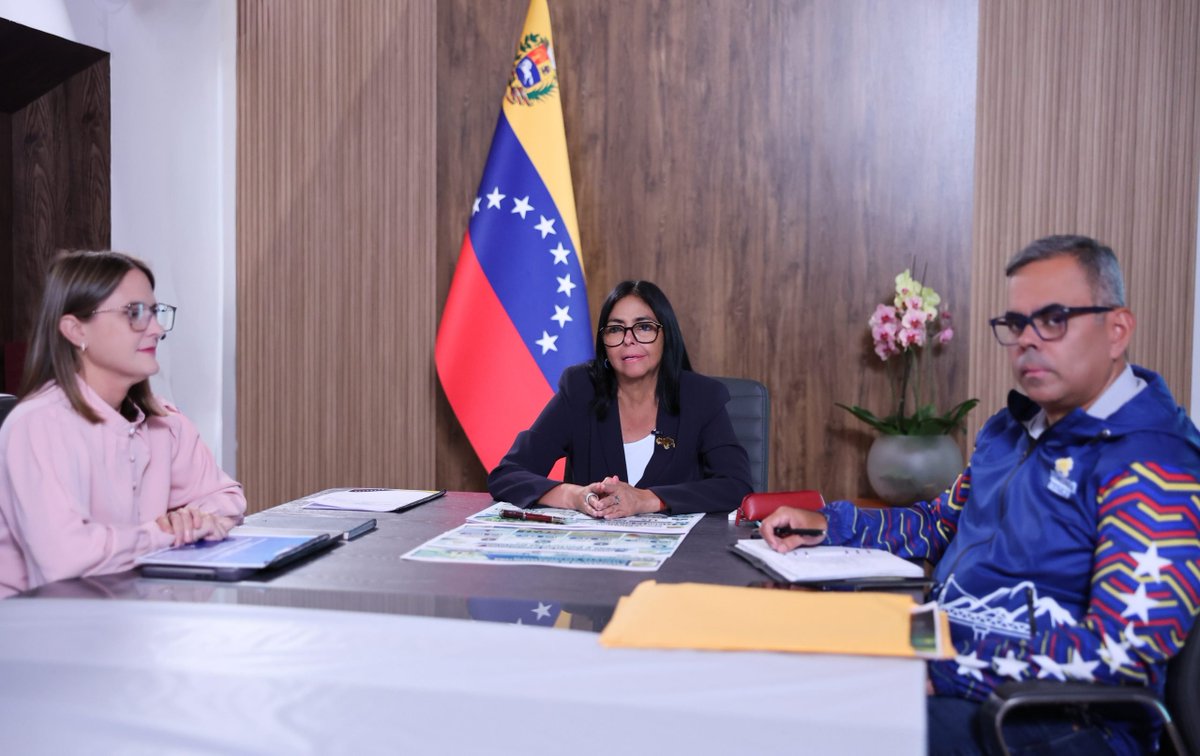 Cancilleria_ve's tweet photo. 📰#EsNoticia | 8 mil 862 personas beneficiadas con el «Plan Venezuela Renace»

Señaló que se han entregado 700 viviendas nuevas en seis estados del país y que, en La Guaira, fueron recuperadas 686 viviendas, en beneficio de 3 mil 358 personas.

https://t.co/ccItARQJTi https://t.co/6Qq3o0Q4os