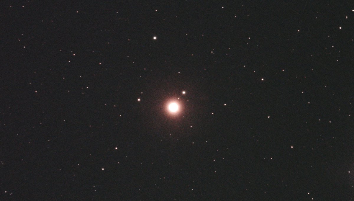 hkrm2048's tweet photo. ペガスス座ε星(Enif：エニフ)と周辺 - 2026/10

690光年、2等星(2.39等級)、橙色超巨星
ペガスス座で最も明るく、晩年を迎えた星
アラビア語で「鼻」を意味する言葉が由来

77mm口径版です。 https://t.co/8L4w3vgHdF