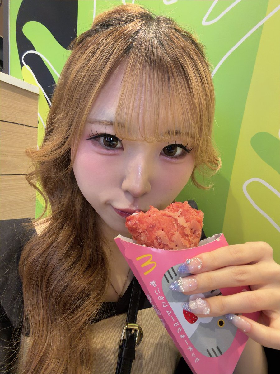 morefree_yura's tweet photo. 東京に来てまで三角チョコパイ食べてる🍓🫠 https://t.co/URvn9LSaNh