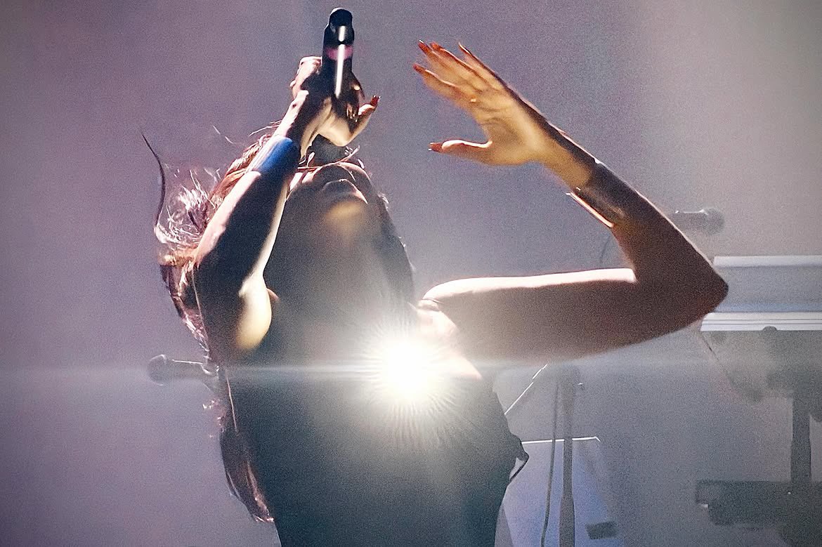 loonapilld's tweet photo. i love this stage production for kelela https://t.co/Yo3JeJLw81