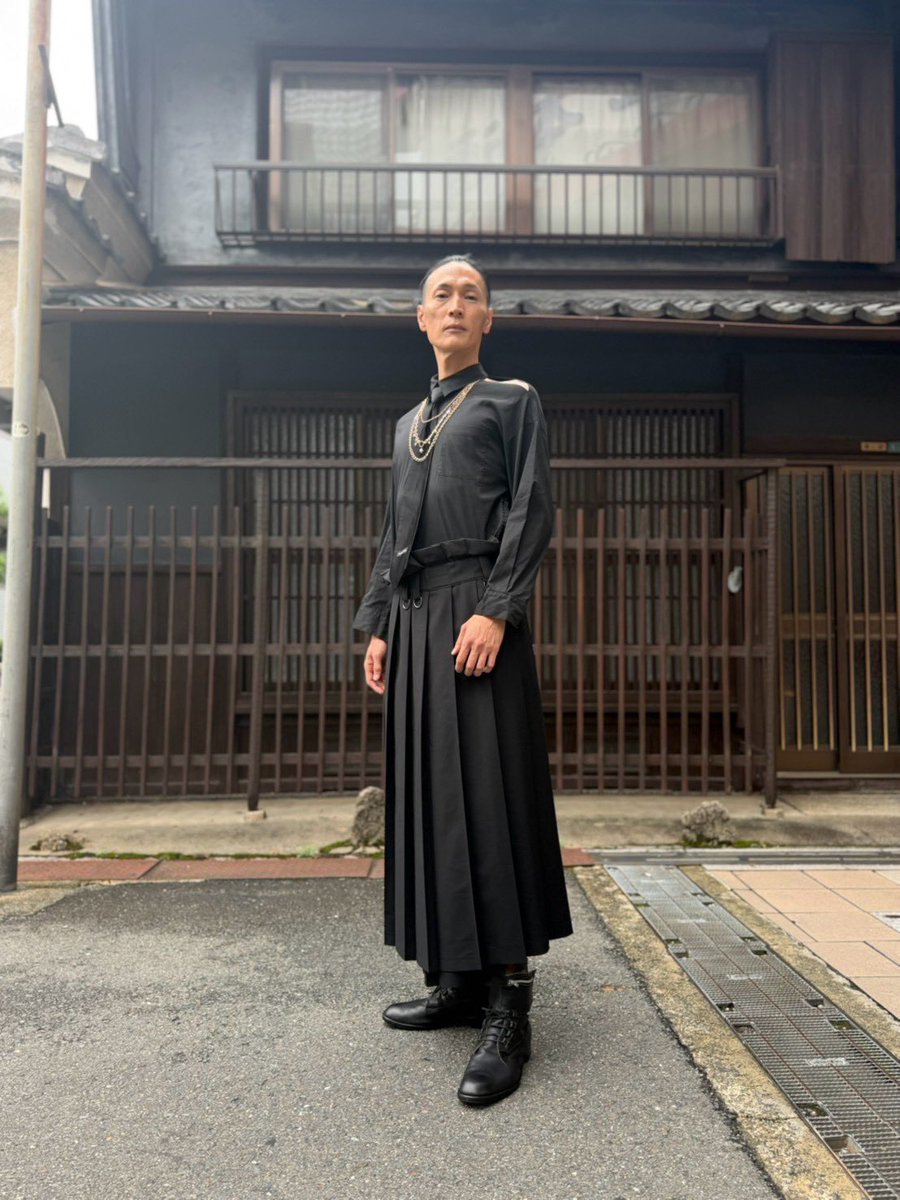 ogatti21's tweet photo. 年配の女性から「お兄さん、カッコええねー。」と声をかけられたので、「ありがとうございます。実は、障害のある方向けに開発した服なんですよ。」と伝えると、「実は息子に障害があって、こんな服があると知れて嬉しかった。本当にありがとう。」と言って頂いた。

こちらこそありがとうございます。 https://t.co/lC3HxMfFRj