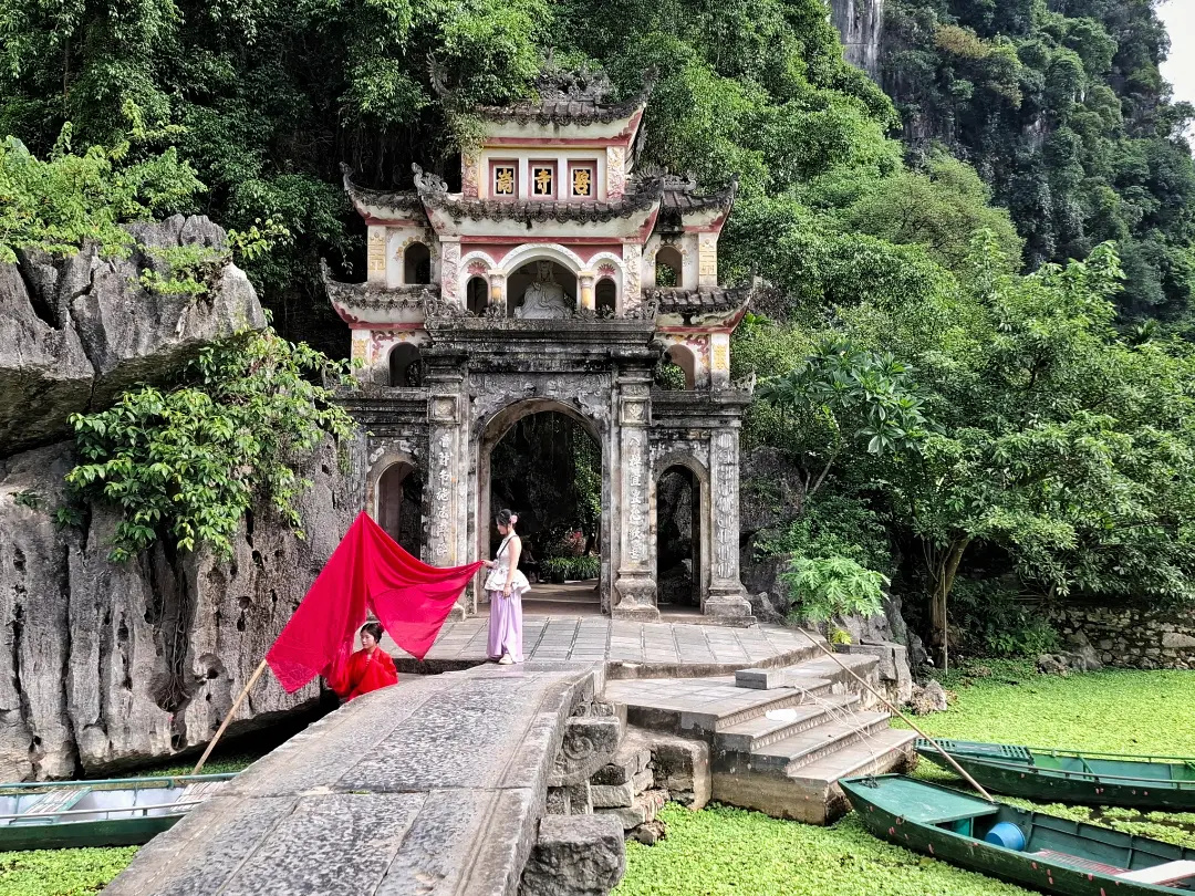 yaurimaria's tweet photo. Bích Động, hay Động Ngọc Xanh, là ngôi chùa hang ba tầng được xây dựng từ năm 1428. https://t.co/9k5Ub5EyTy