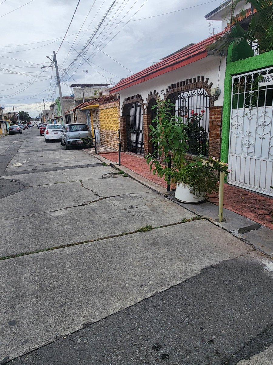 JaycryptoMX's tweet photo. Ayudenos con toda esta pinche gente que se cree dueñas de las banquetas, 2 de cada 3 calles en cd azteca tienen este problema, o digame cuantas firmas te junto mi Lic.
@azucenacisneros https://t.co/Ncr5h6qW5s
