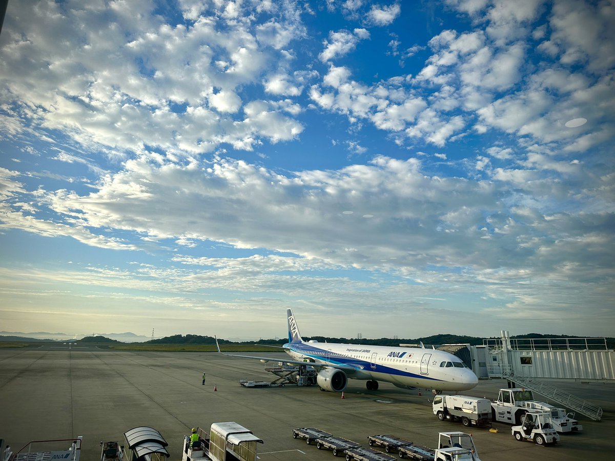 Mamo_photo's tweet photo. 岡山空港から帰ります。
昨夜の晩御飯は岡山でスシローでした😍美味しかった！ジャンケンは負けたけど…
今回もMEC120レースの撮影でした。3日間天気良く光、雲、参加者の表情に助けてもらい2TBを超える写真を撮りました😊
帰ってから、頑張って写真セレクトしなきゃ。 https://t.co/W9WLzDcOdi