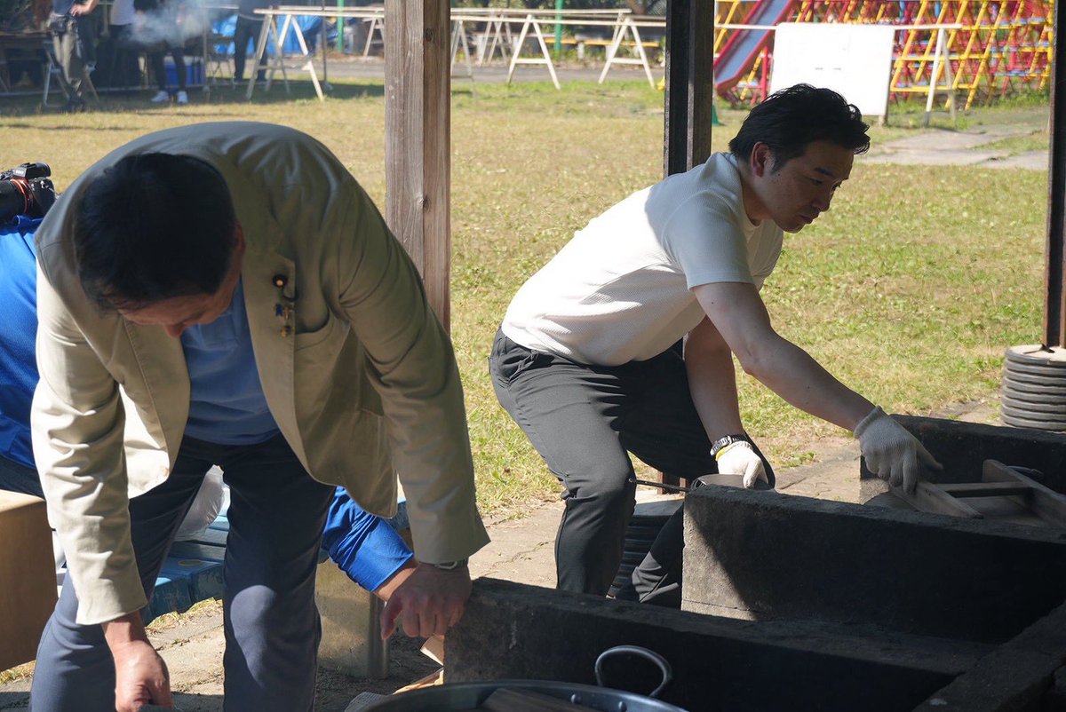 Asano__Satoshi's tweet photo. おはようございます。今日は群馬県連の政治塾のためこれから高崎へ向かいます。講師には村岡選対委員長をお招きし、政界挑戦を目指す人のために、実践的なお話をしてもらう予定です。村岡さんには昨日も宮城県連の芋煮大会に来ていただきましたが、今日も群馬まで来てもらい感謝！11:00からは高崎駅前で街頭演説会も行います！ぜひお越し下さい。