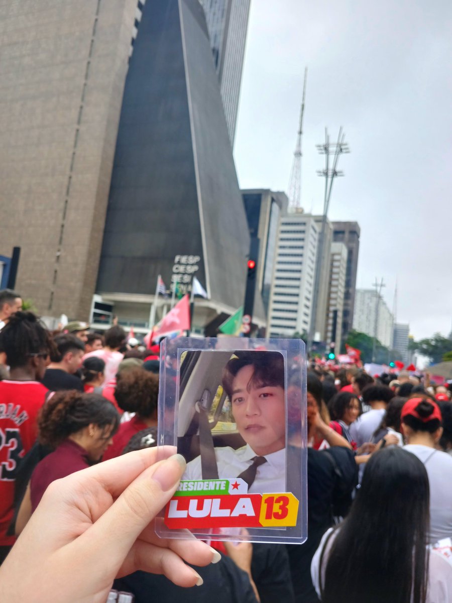 Choi_MinhoBr's tweet photo. Choi Minho Brasil marcando presença na marcha pela democracia!⭐️

#FandomsComLula #FandomsNoMasp #SHINee https://t.co/FgjLyrzzK7