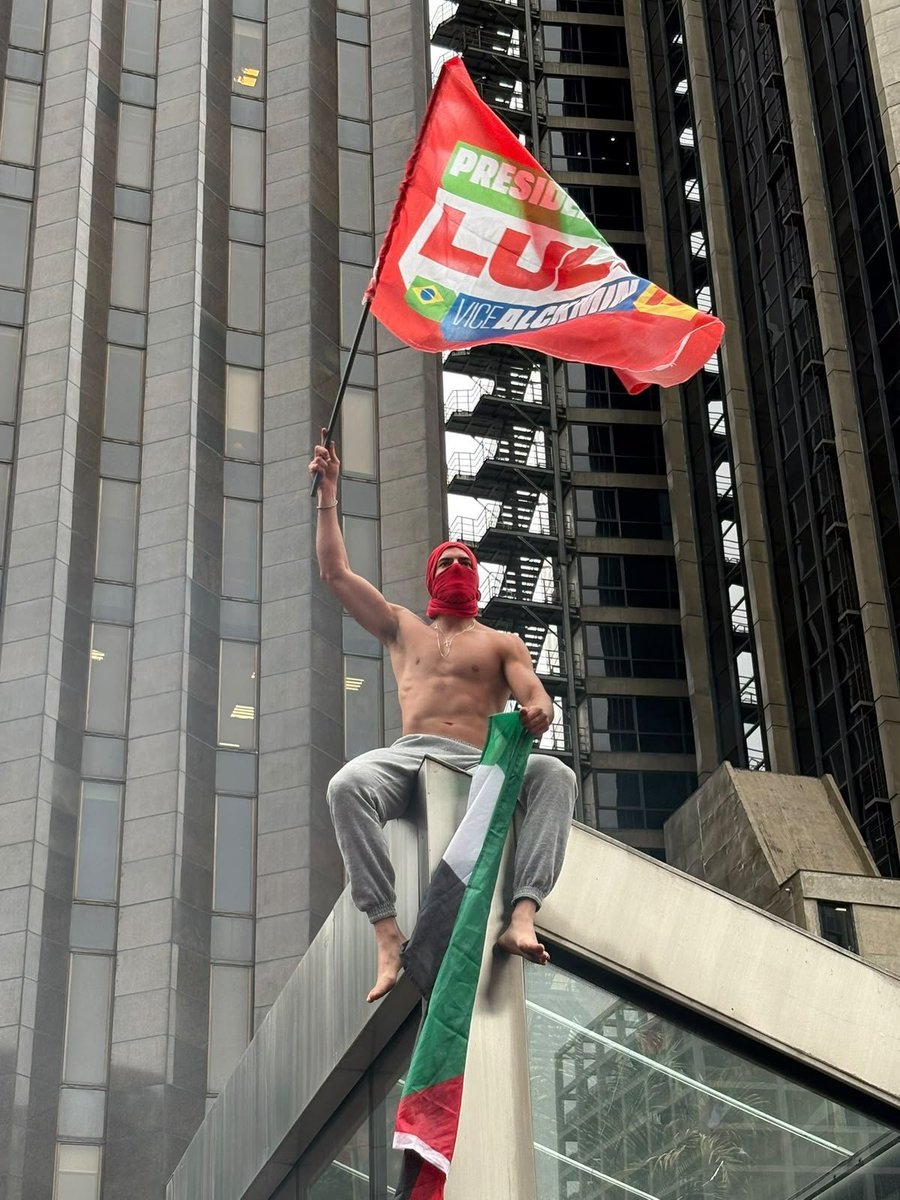 poptime's tweet photo. Novas fotos de eleitor de Lula em manifestação na Paulista chama atenção da web 👁️ https://t.co/r5SeWb0hz1
