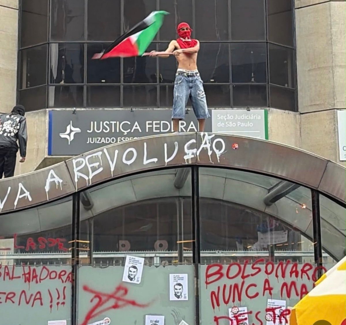 rolcrq's tweet photo. Esta é a imagem da eleição da esquerda 2026: 
Desordem, caos, destruição, ódio, agressividade. https://t.co/Qf2Q9cC5M6