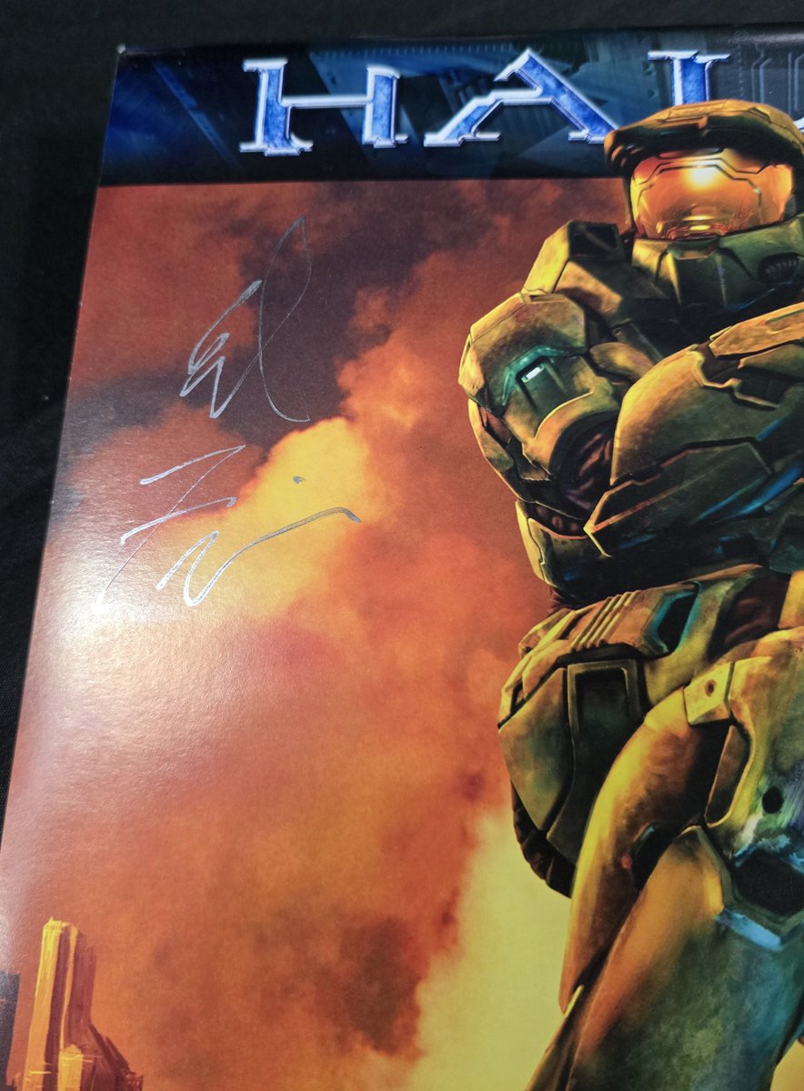 ImOGXboxGamer's tweet photo. Was a pleasure to chat @Ed_Fries 
Really enjoyed your panel and the autograph 💚
Autographed Halo 2 Calendar 🫡
#xbox #xbox360 #ogx #ogxboxgamer https://t.co/gxKpaGKlTA