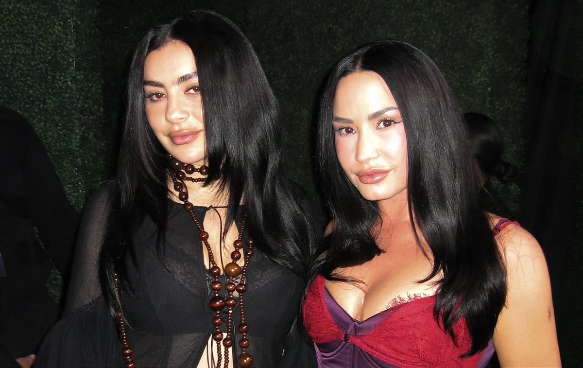eitherwaydemi's tweet photo. they kinda look like sisters omg https://t.co/h3MXufuL0O