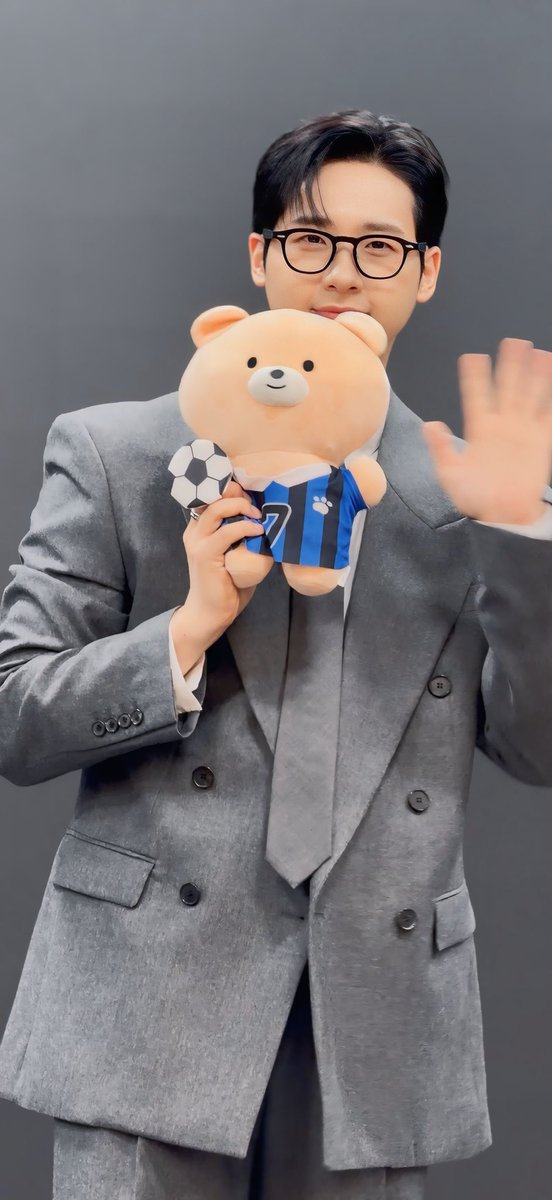cnupuyo's tweet photo. 261011 네모즈 팬싸

https://t.co/y32zbXKGp7 gave me good eye contact 🐻🍌
　
@CNU_official #CNU #신우 #REAL #IBL https://t.co/6XMAS9dLp8
