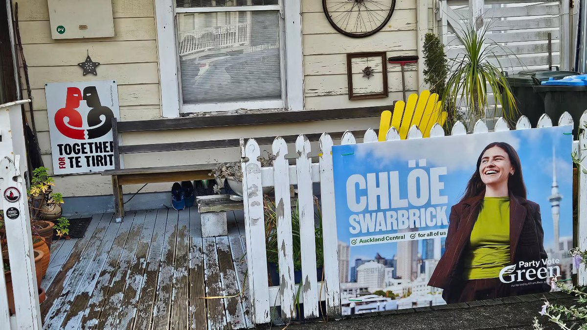 Villa2320's tweet photo. Grey Lynn Green poster brigade is out in force. Go Chloë for Auckland Central! https://t.co/oYs3ZvBYg0