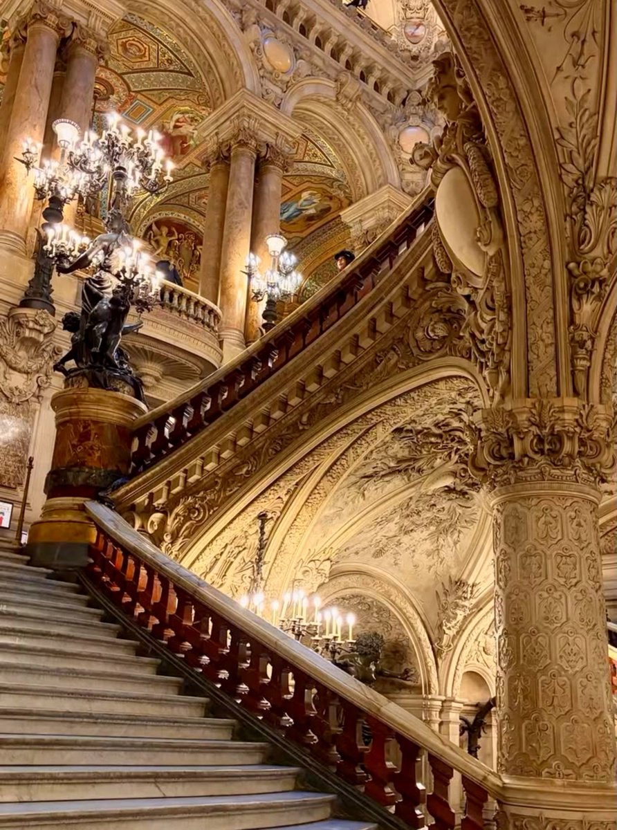 lnefabilidade's tweet photo. Il renferme une longue histoire de royaume; ce château abrite des vies au sein de son architecture. C'est quelque chose dont on entend toujours parler.

Ok, bonsoir. https://t.co/QItnl9JfjE