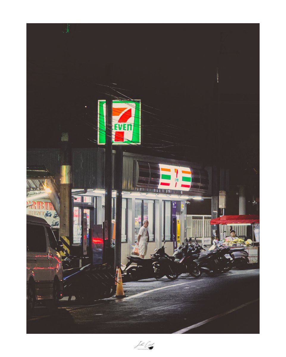 JimmyBlackstar1's tweet photo. Thailand after dark: night market flavors, hidden hillside shacks, and late-night 7-Eleven runs. Every moment is a new adventure in the Land of Smiles. https://t.co/M2mAjTVQoz