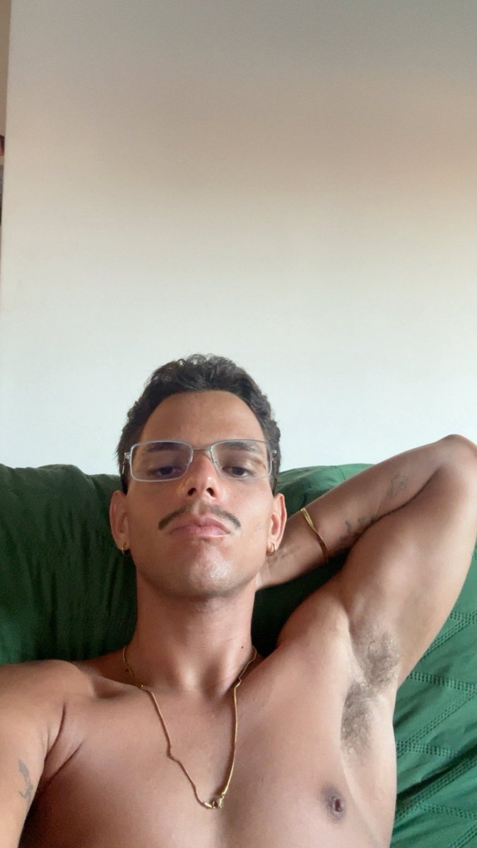 edduuy's tweet photo. homens de oculos fazendo o L https://t.co/LMN7kDyosP