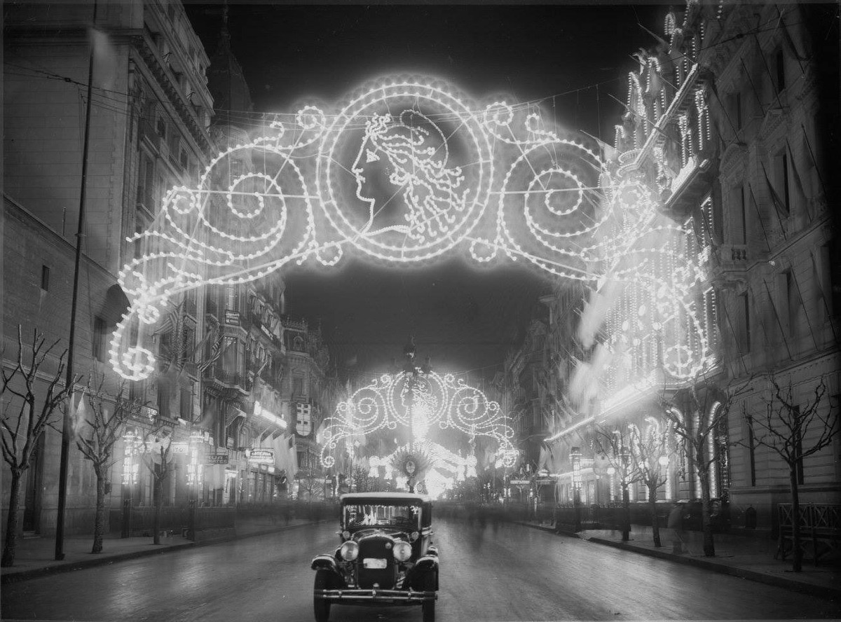 OldArg1810's tweet photo. Buenos Aires iluminada en la noche durante la celebración del “Día de la Raza”, 12 de octubre de 1929.  La conmemoración de ese día fue creada por el presidente Hipólito Yrigoyen en 1917 como homenaje a España y a la conquista de América. https://t.co/lV4s2VCypQ