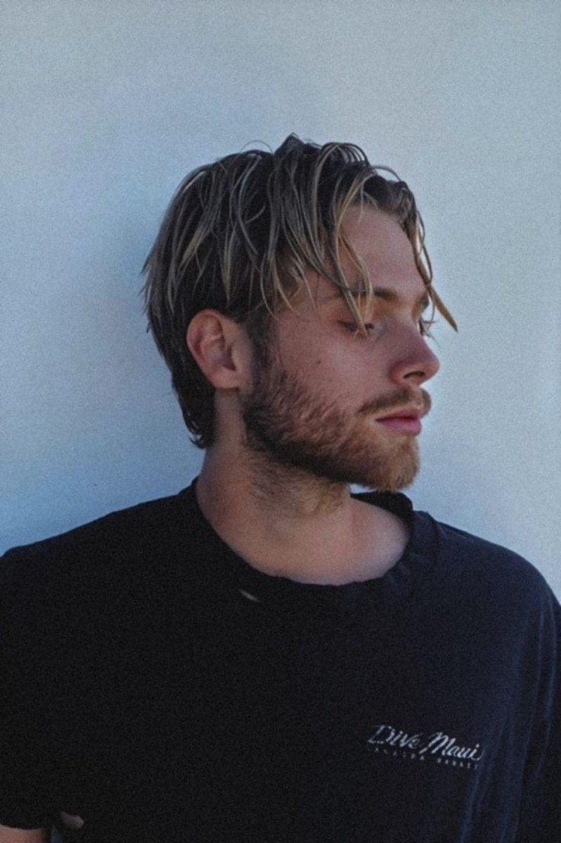 dailyleard's tweet photo. *.✧ welcome to daily luke hemmings beard! ✧.* https://t.co/8I7nc4lVYU