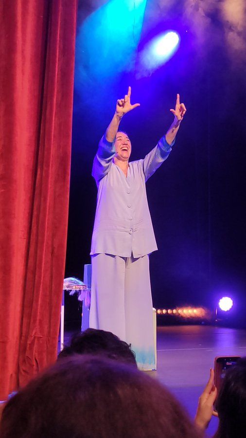 ZAMENZA's tweet photo. Lilia Cabral fazendo o L no final da peça sobre Rita Lee! 

Foto de @fernandoluiiz. https://t.co/Syz2955UzK