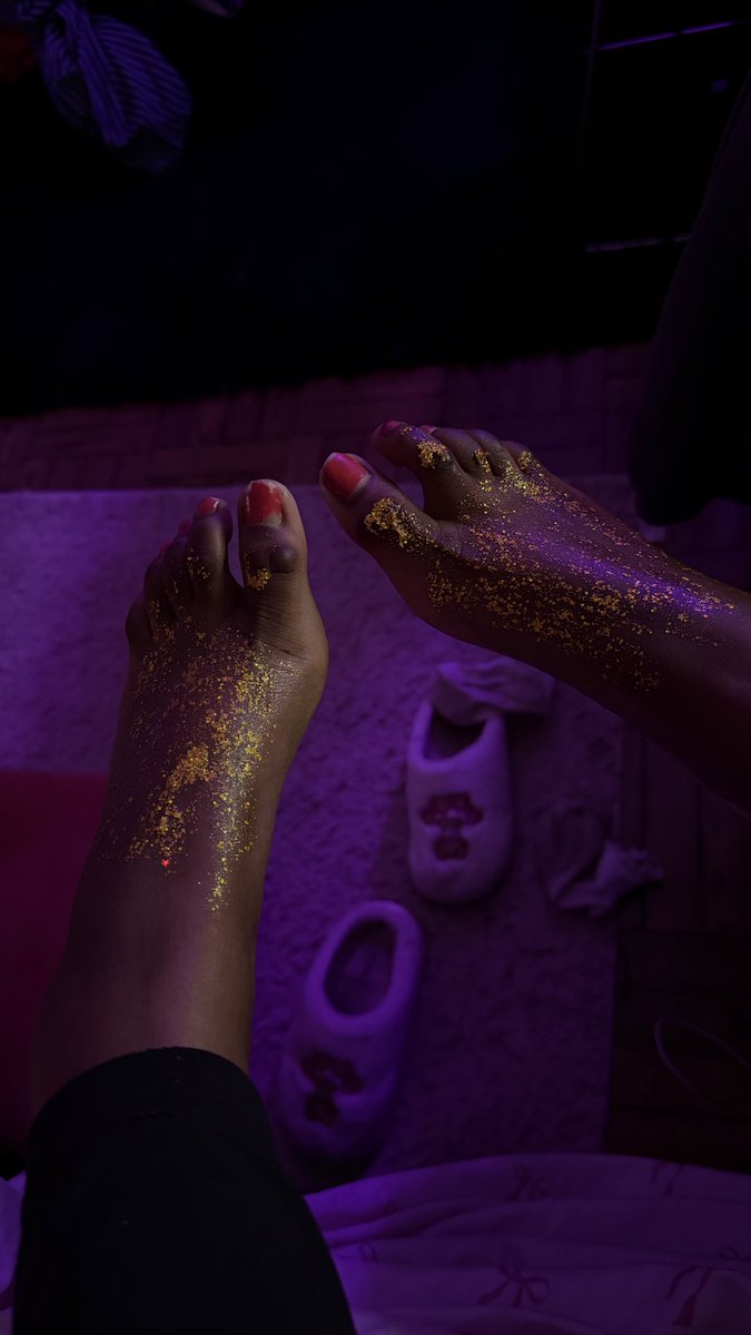 goddessafterdrk's tweet photo. uh oh, got glitter all over my feet😢.. what pathetic loser is gonna help me clean it up?? show me how much of a loser you are by sending for these glittering feet☺️💕
#findom #feetworship #findompiggy #feetfetish #cutefeet #haitan https://t.co/Ethhooreye