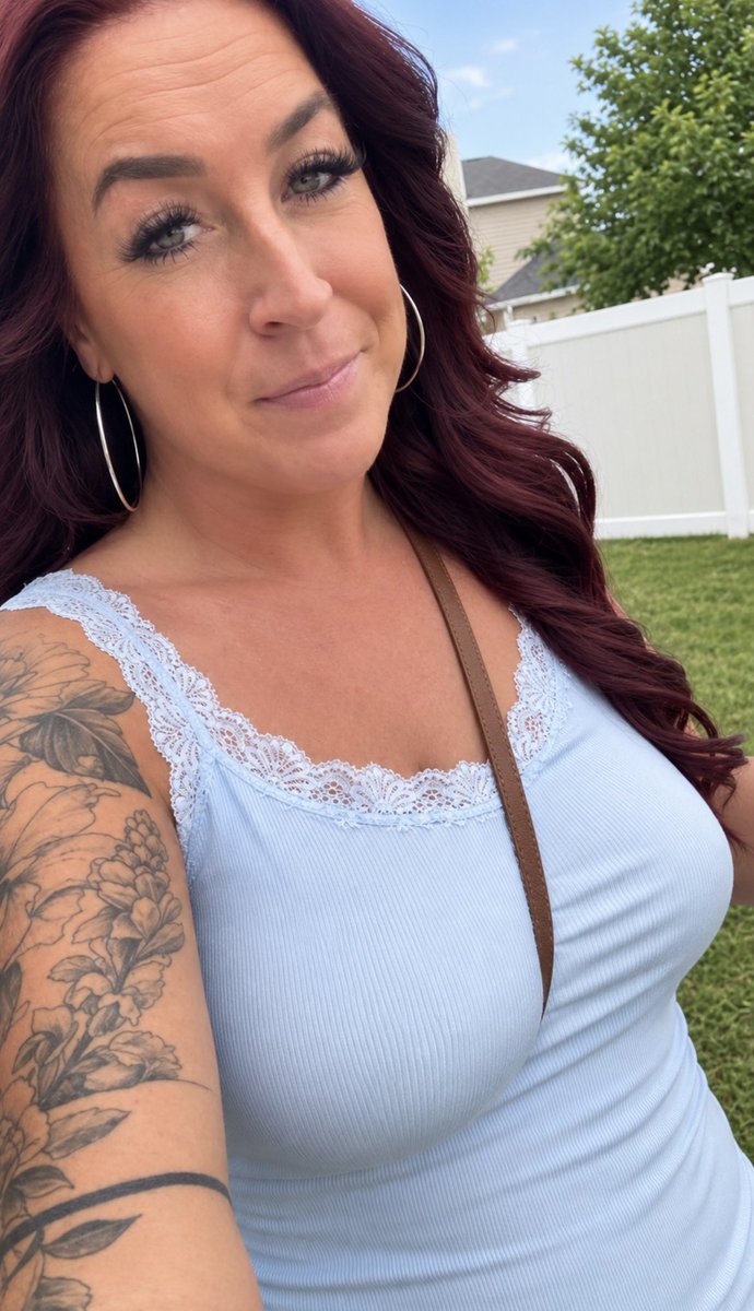 amymoore_0's tweet photo. Do my tits look lovely 😍 
Yes or No https://t.co/LDHczoIE0r