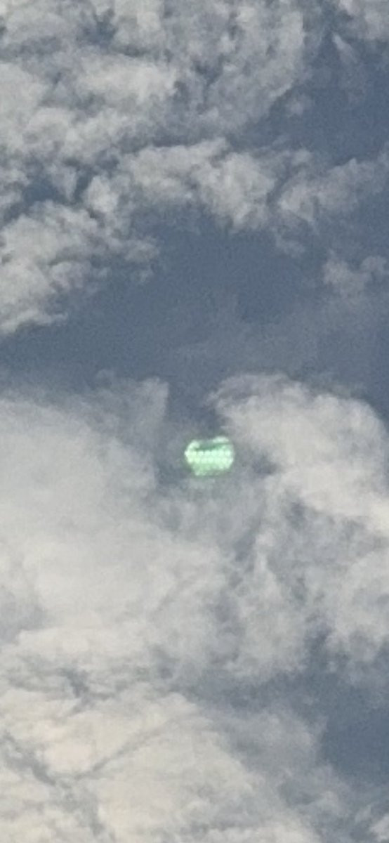 drca2pKING's tweet photo. 皆様　おはようございます
今日は朝からUFO(宇宙船)が来そうだなと思ってたらリゲル星からわざわざ来てくれました　1年前はオレンジだったのに本日はアクアマリンのような鮮やかさで、
皆さん　　
信じますか？　

朝から胸騒ぎがしてて空を見てたら今日来るなと思って、そのまま犬の散歩にでて

もちろん空が気になりつつ散歩してて宇宙と波長を合わせる気持ちでいました

また以前のように今ここだという感じで携帯のカメラをとりましたが　移動してるのもビックリ‼️ しましたので、皆様にシェアします
#宇宙船　#リゲル星　#空