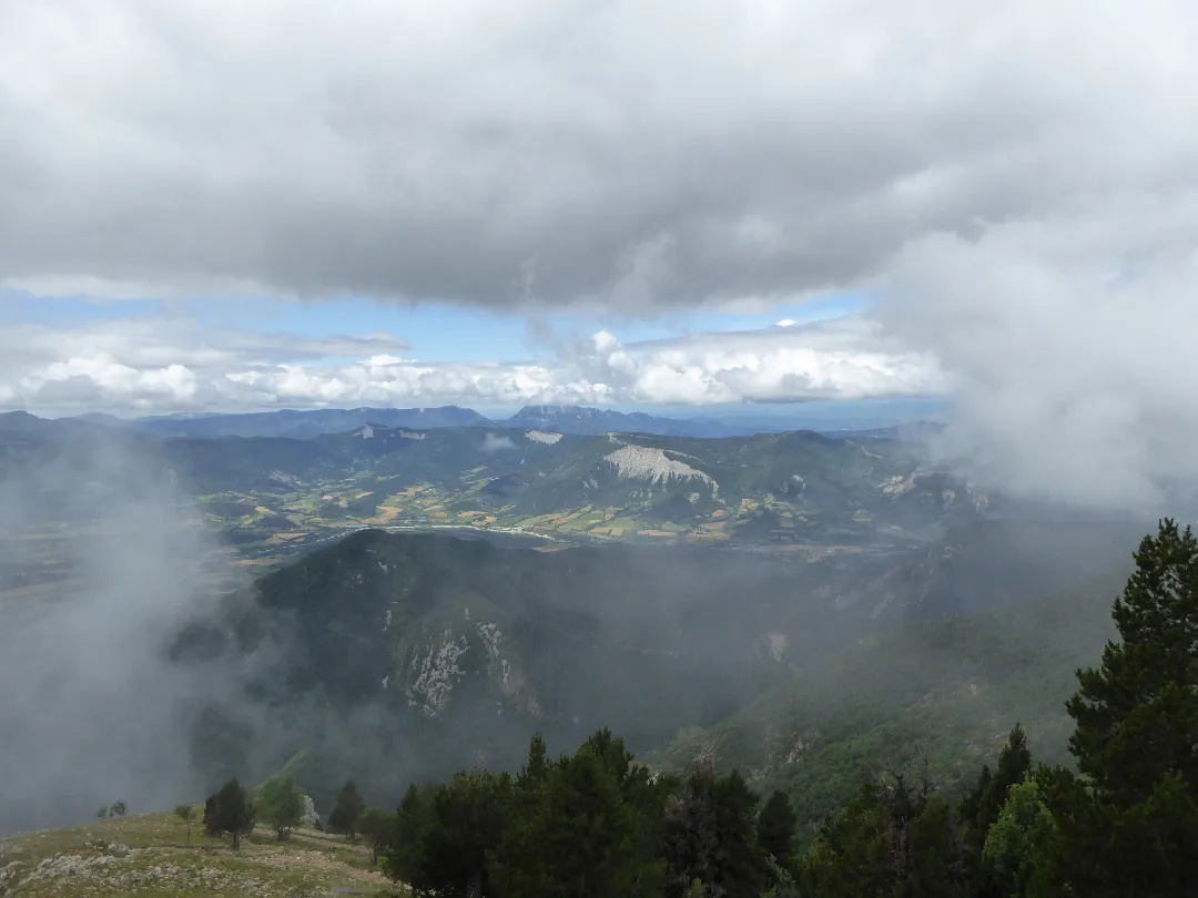 anix_20's tweet photo. France, Vercors — 2017 
Between the clouds / 
Au milieu des nuages https://t.co/mDT6I0rSkW