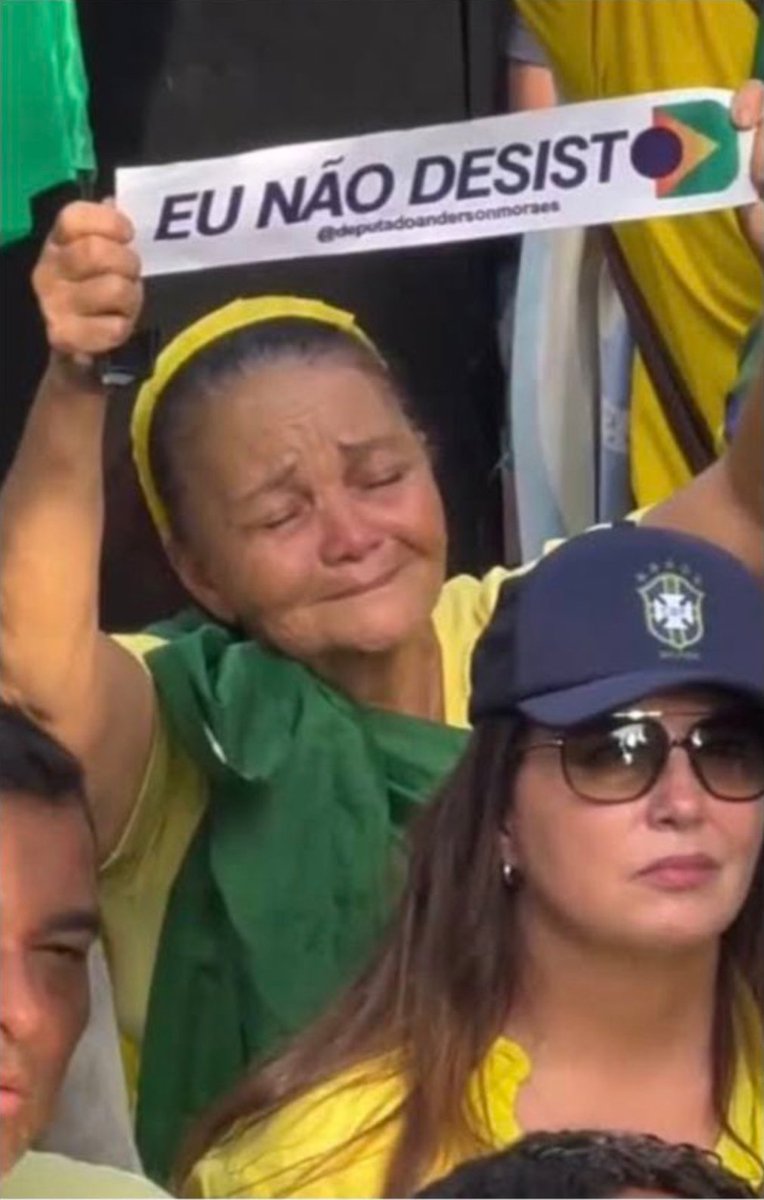 GayerGus's tweet photo. Eu nunca vou esquecer o dia que eu vi, com meus próprios olhos de cima do carro de som na paulista, essa senhorinha levantando esse adesivo e chorando compulsivamente. 
Eu nao sei o nome dela e se ela vai ver esse post, mas eu quero deixar um recado pra ela aqui.
SENHORINHA, AS SUAS PRÓXIMAS LÁGRIMAS SERÃO LÁGRIMAS DE ALEGRIA. Obrigado por não desistir do nosso Brasil.