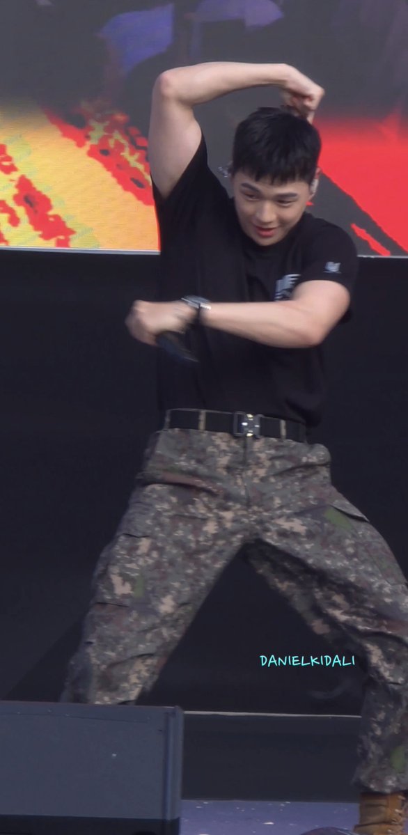 Maebelline1210's tweet photo. This part is meant to be powerful but he decided to execute it cutely with those deadly biceps 🥲💪🏻 https://t.co/jTaqFdSUqH