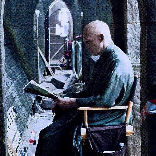 Taomichiba's tweet photo. - Oh querido Potter, como vas a romper el corazón de la joven Malfoid, desde el tomo 4 que no entiendes que ella te ama

- Mi Señor, los preparativos para el ataque..

- Avada Kedavra!!!

- En que estaba, ah si, maldito Potter, estos escritores flojos, la trama cada vez mas mala https://t.co/eYOmZaBuui