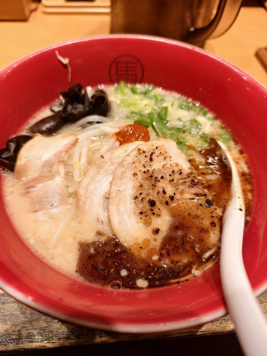 pgatjdwm1's tweet photo. 広島駅で我馬の赤うまラーメン頂きました！
めちゃくちゃ美味しかったです！
(時間無さすぎてぬい用意出来なかった…) https://t.co/BfUVpAIWPp