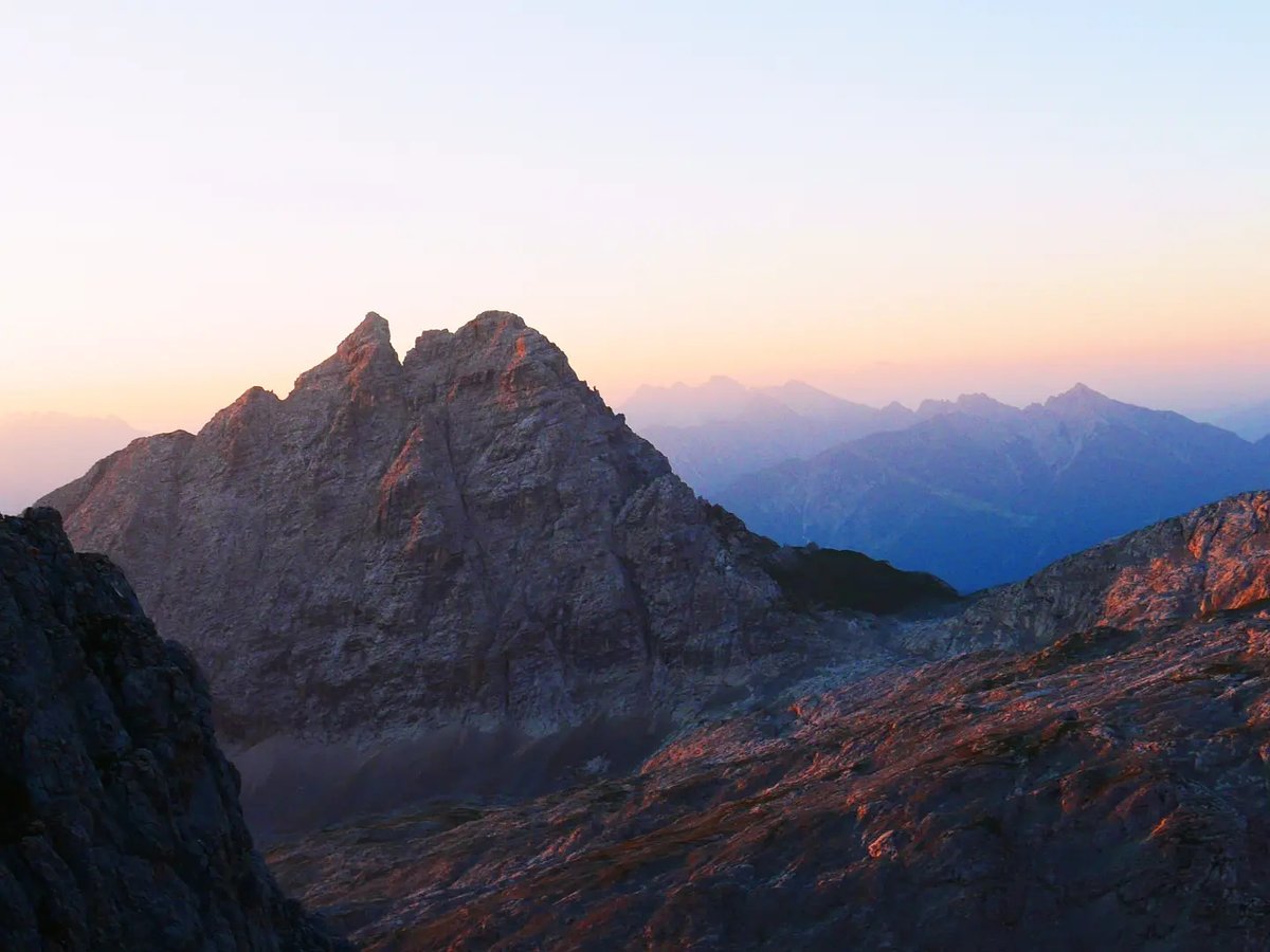 oswaldorap's tweet photo. Take in the mountains at sunrise. Hear the wildlife wake, watch the colors shift. Like an Impressionist, see the same landscape in new shades. Breathe in. Take it in. Breathe out. Give it back. https://t.co/gVpOEqWz41